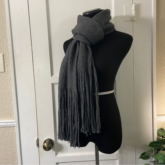 Lucky Brand Soft w/ Long Fringe Scarf/Wrap - Picture 10 of 10